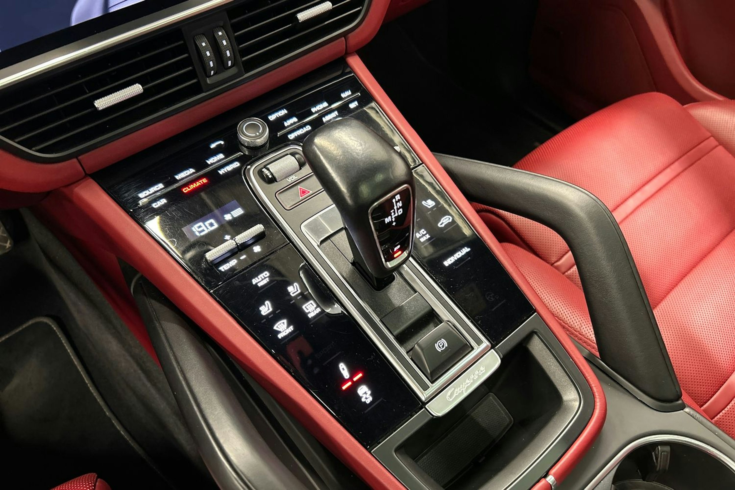 punainen Porsche Cayenne 2021 kuva 35.