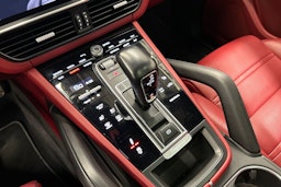 punainen Porsche Cayenne 2021 kuva 35.
