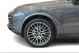 Harmaa Porsche Cayenne 2021 kuva 8.
