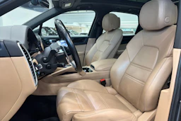 Harmaa Porsche Cayenne 2021 kuva 9.