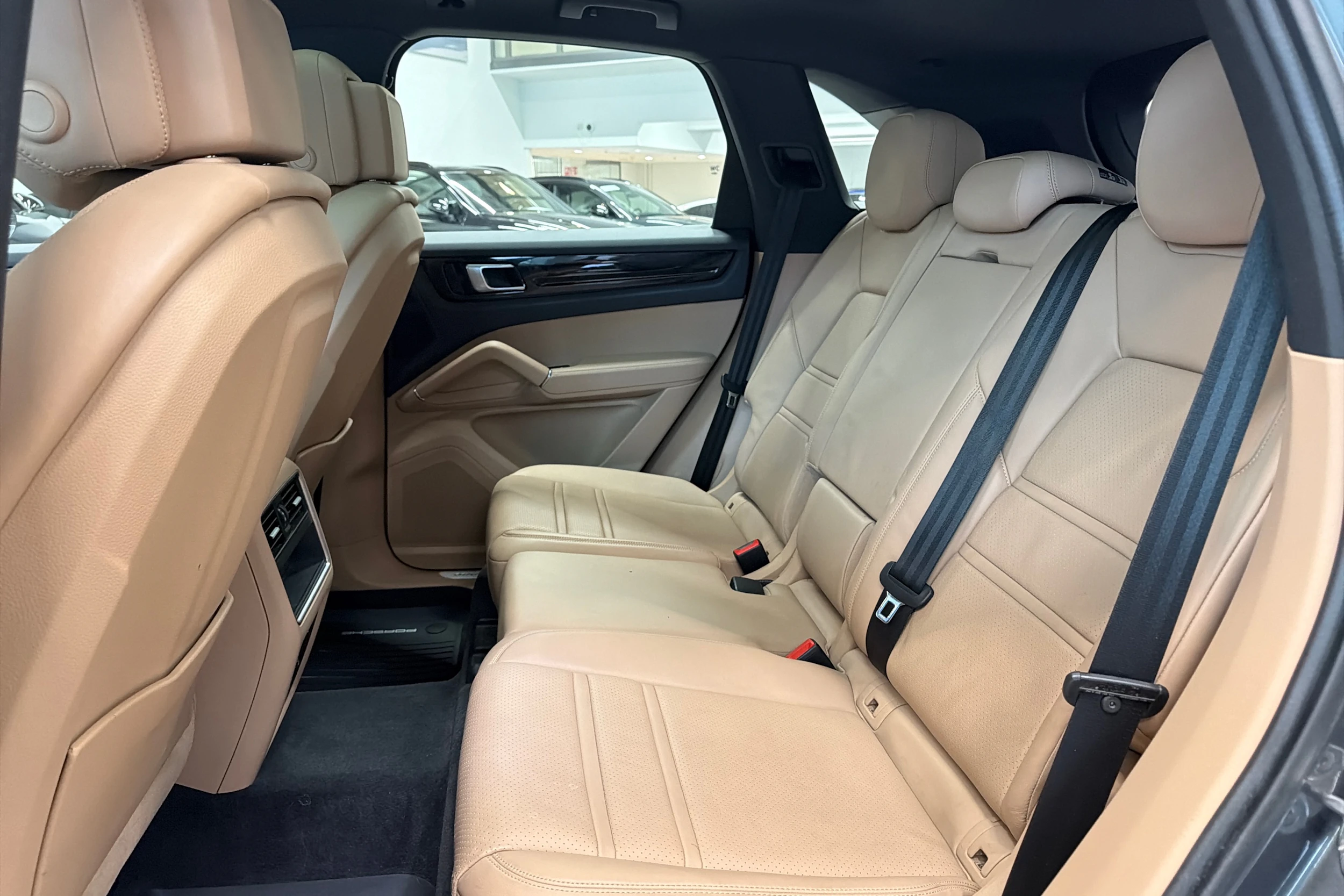 Harmaa Porsche Cayenne 2021 kuva 10.