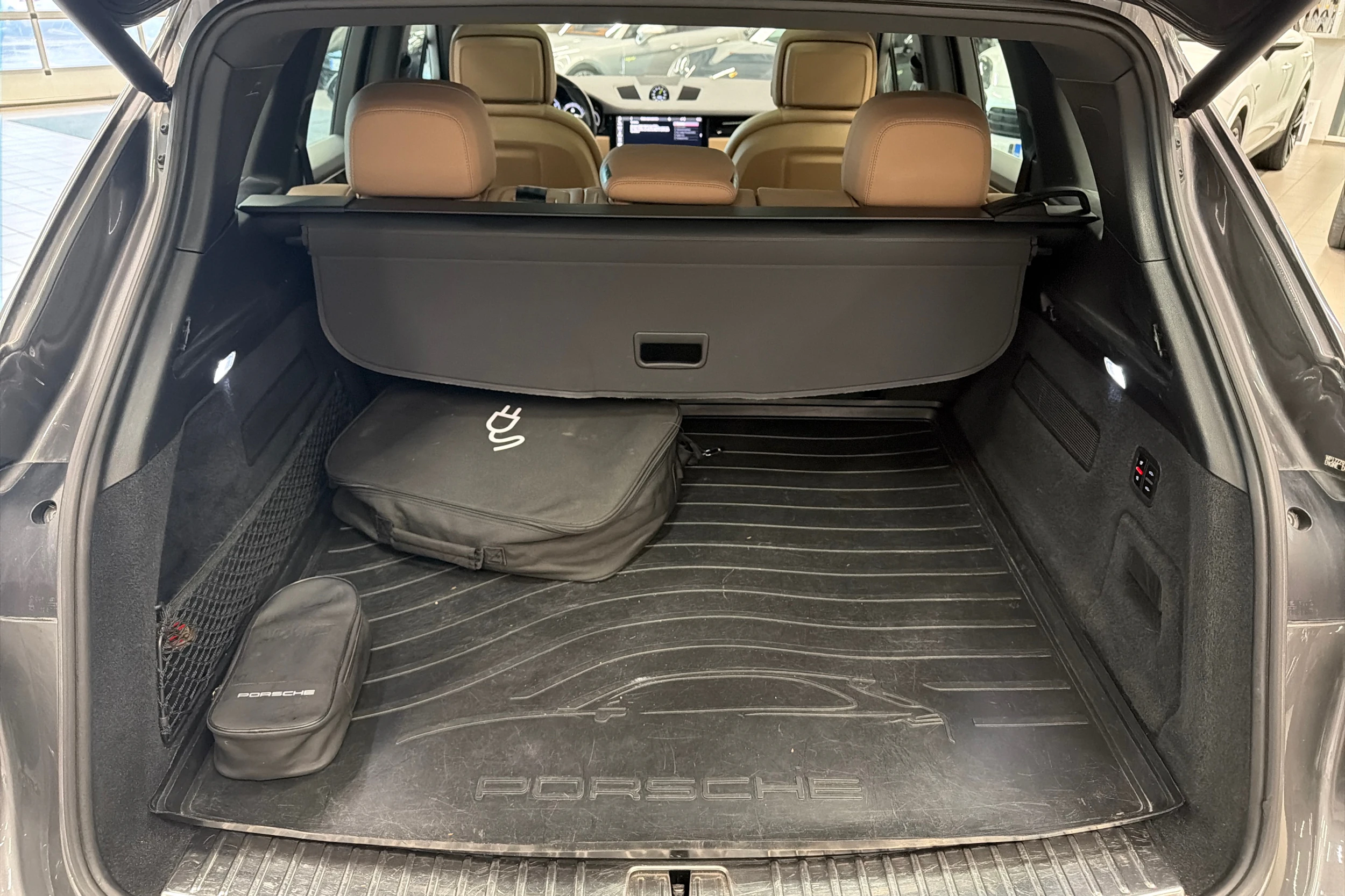 Harmaa Porsche Cayenne 2021 kuva 11.