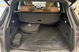 Harmaa Porsche Cayenne 2021 kuva 11.