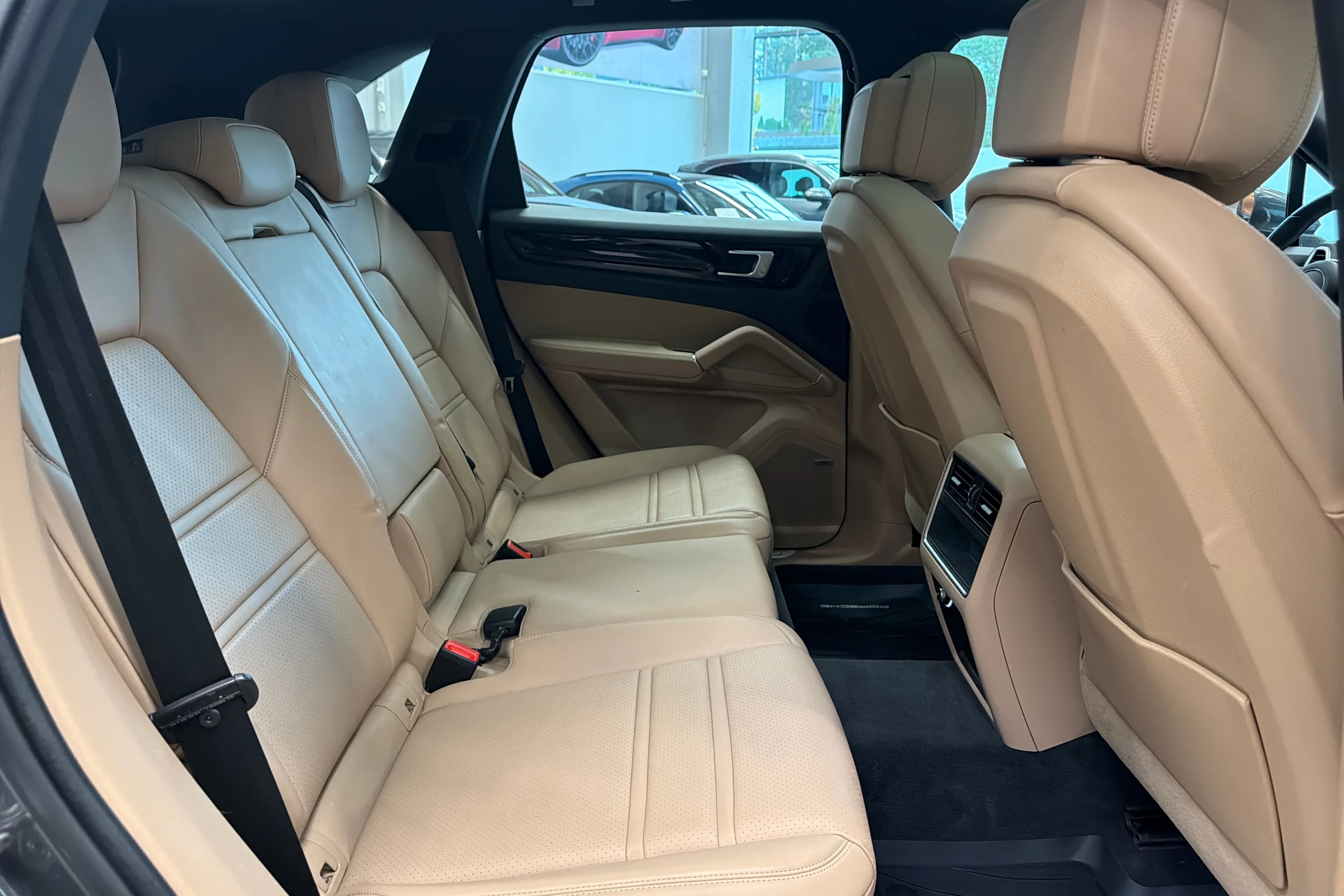 Harmaa Porsche Cayenne 2021 kuva 13.