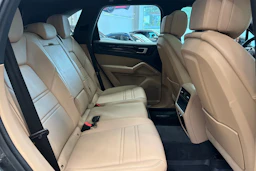 Harmaa Porsche Cayenne 2021 kuva 13.
