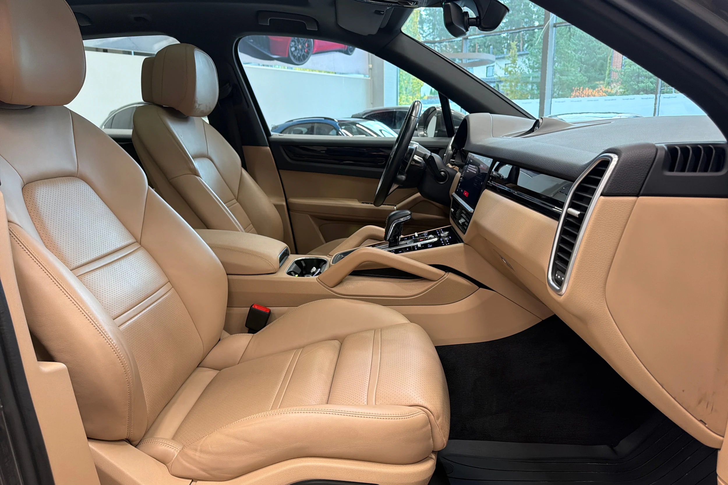 Harmaa Porsche Cayenne 2021 kuva 14.