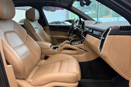 Harmaa Porsche Cayenne 2021 kuva 14.
