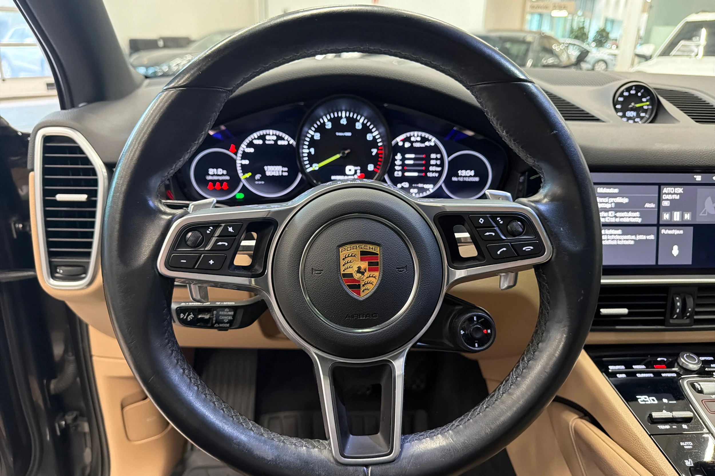 Harmaa Porsche Cayenne 2021 kuva 16.
