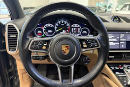 Harmaa Porsche Cayenne 2021 kuva 16.