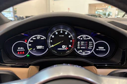 Harmaa Porsche Cayenne 2021 kuva 18.