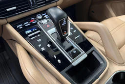 Harmaa Porsche Cayenne 2021 kuva 19.
