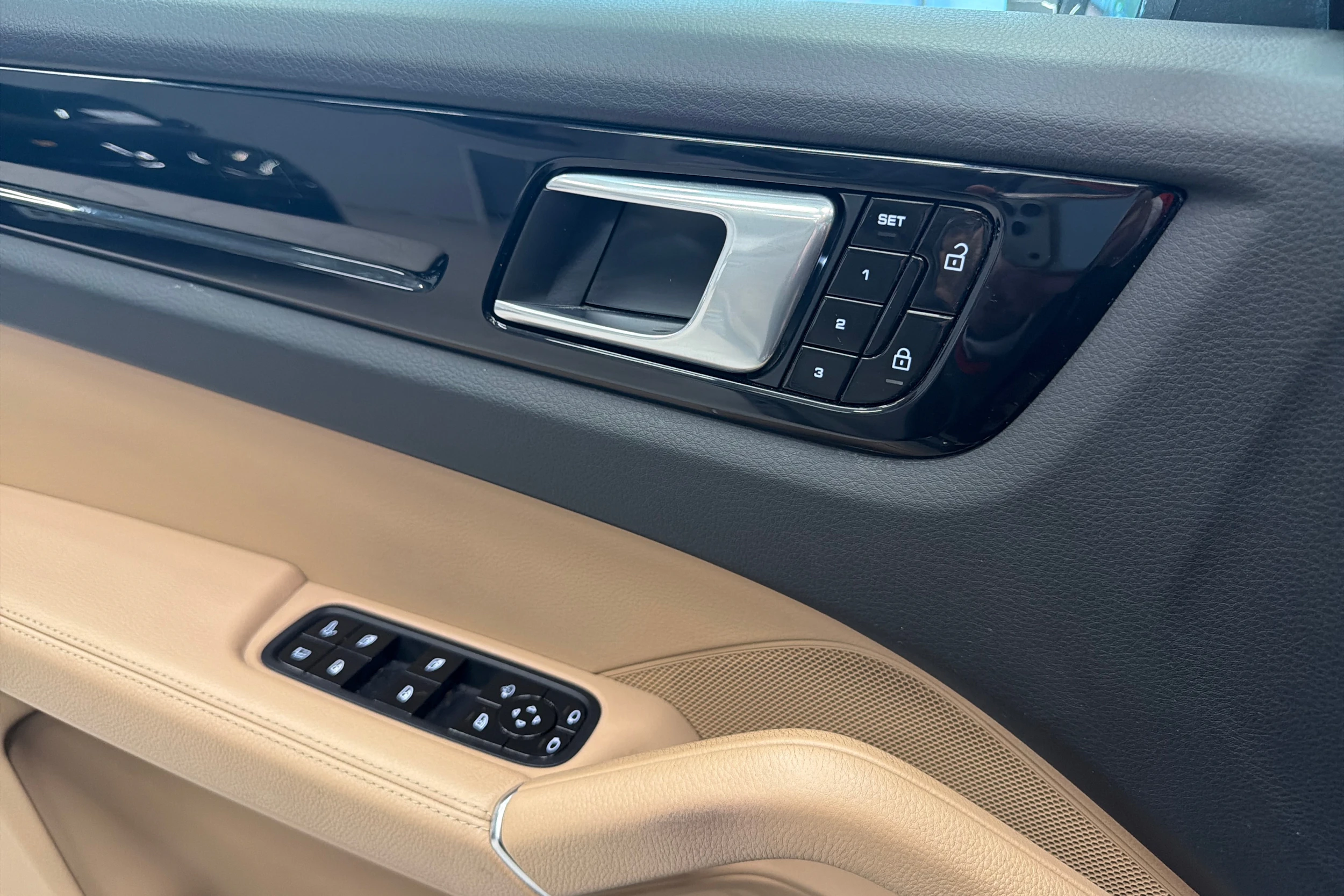 Harmaa Porsche Cayenne 2021 kuva 22.