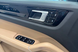 Harmaa Porsche Cayenne 2021 kuva 22.