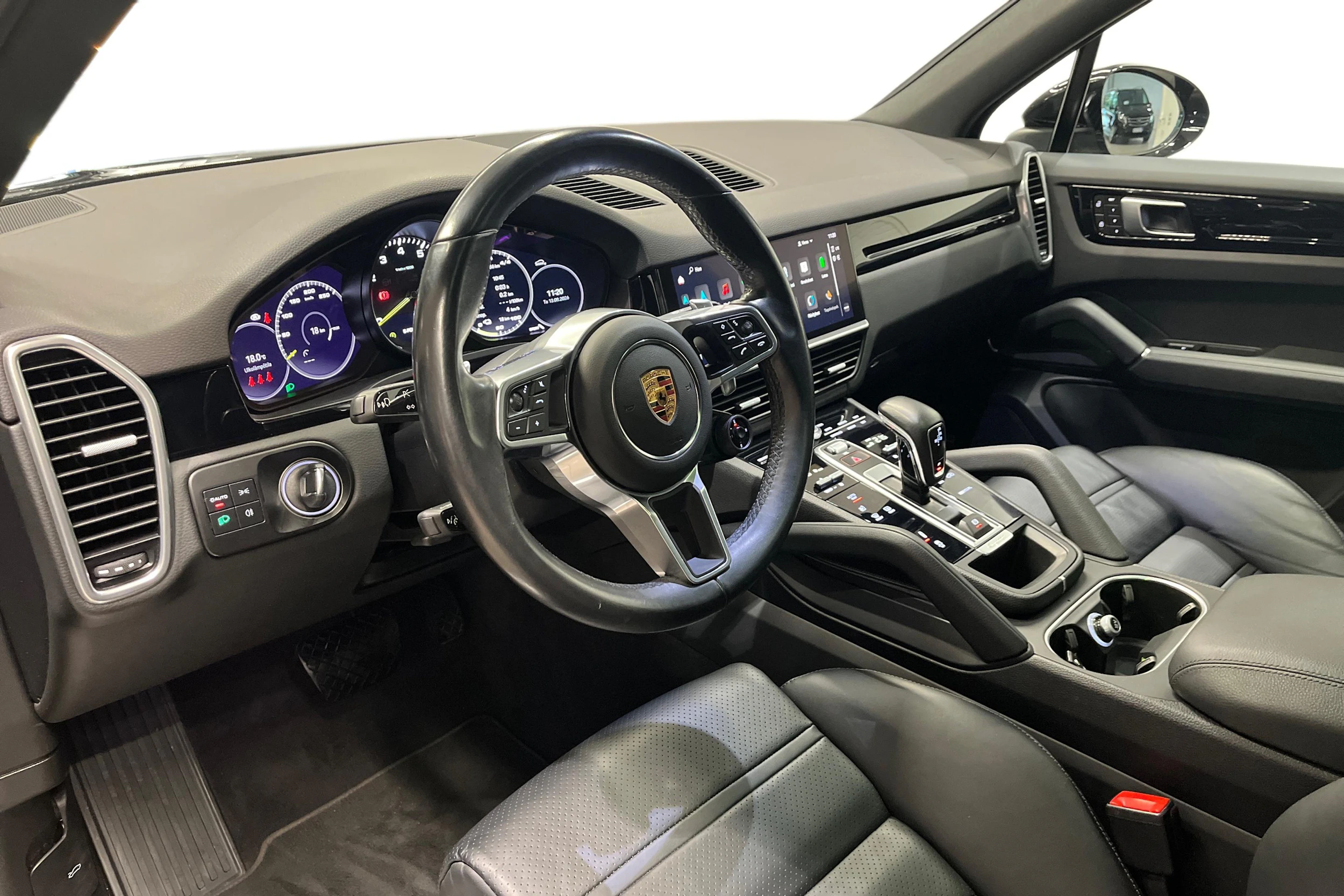 musta Porsche Cayenne 2022 kuva 6.