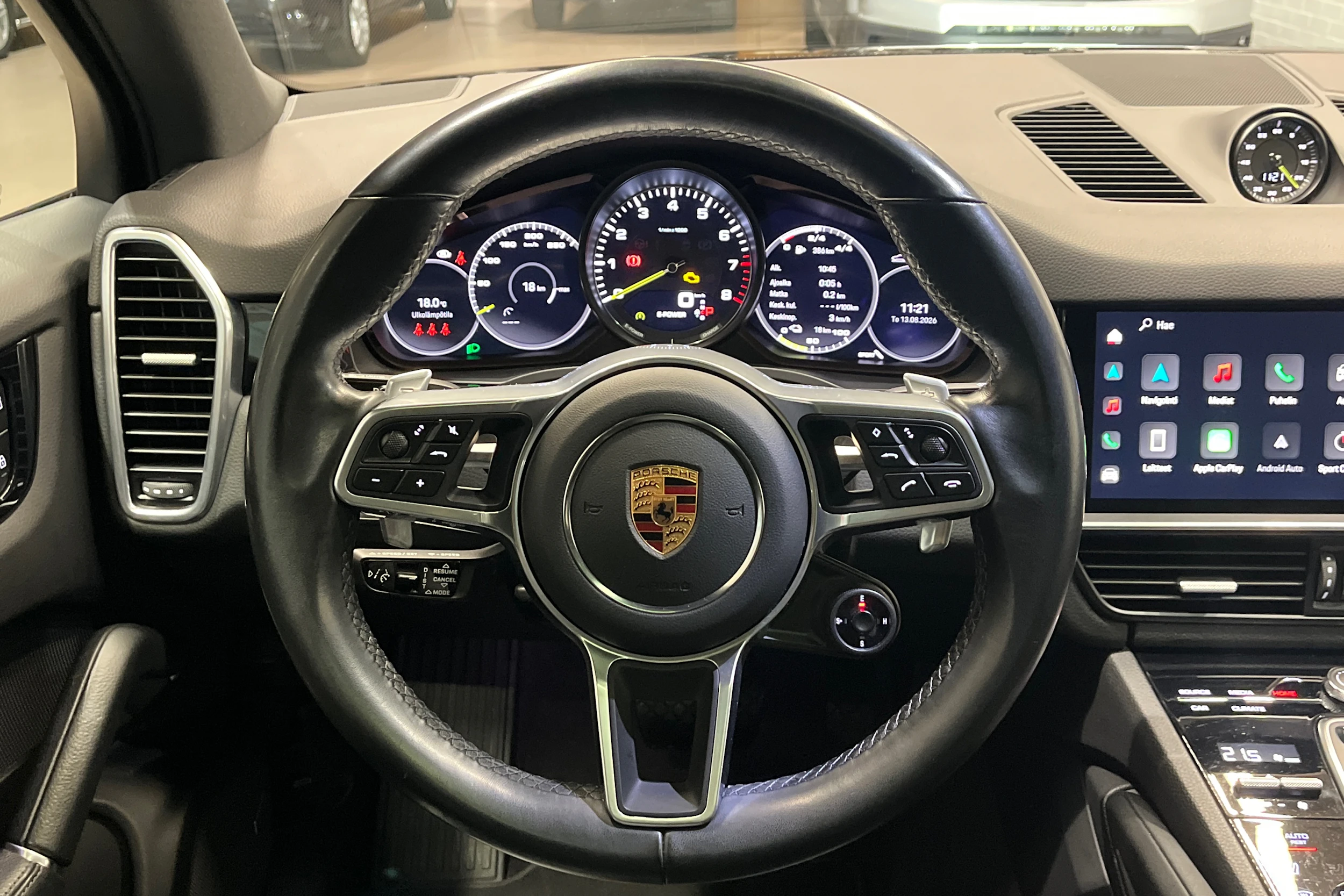 musta Porsche Cayenne 2022 kuva 12.