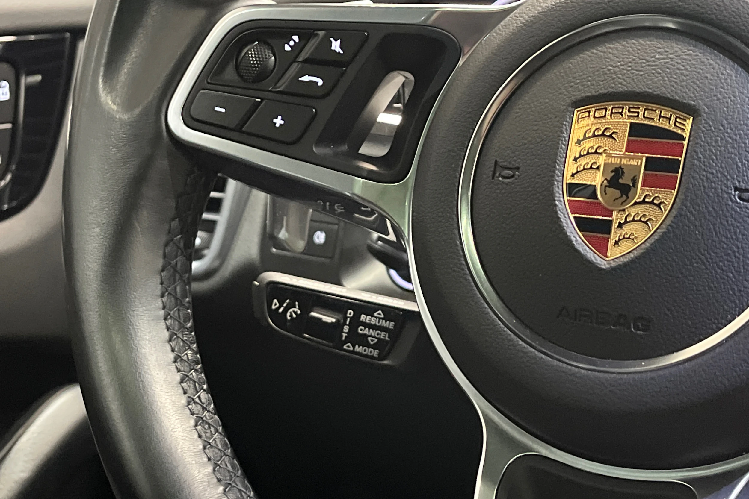 musta Porsche Cayenne 2022 kuva 13.