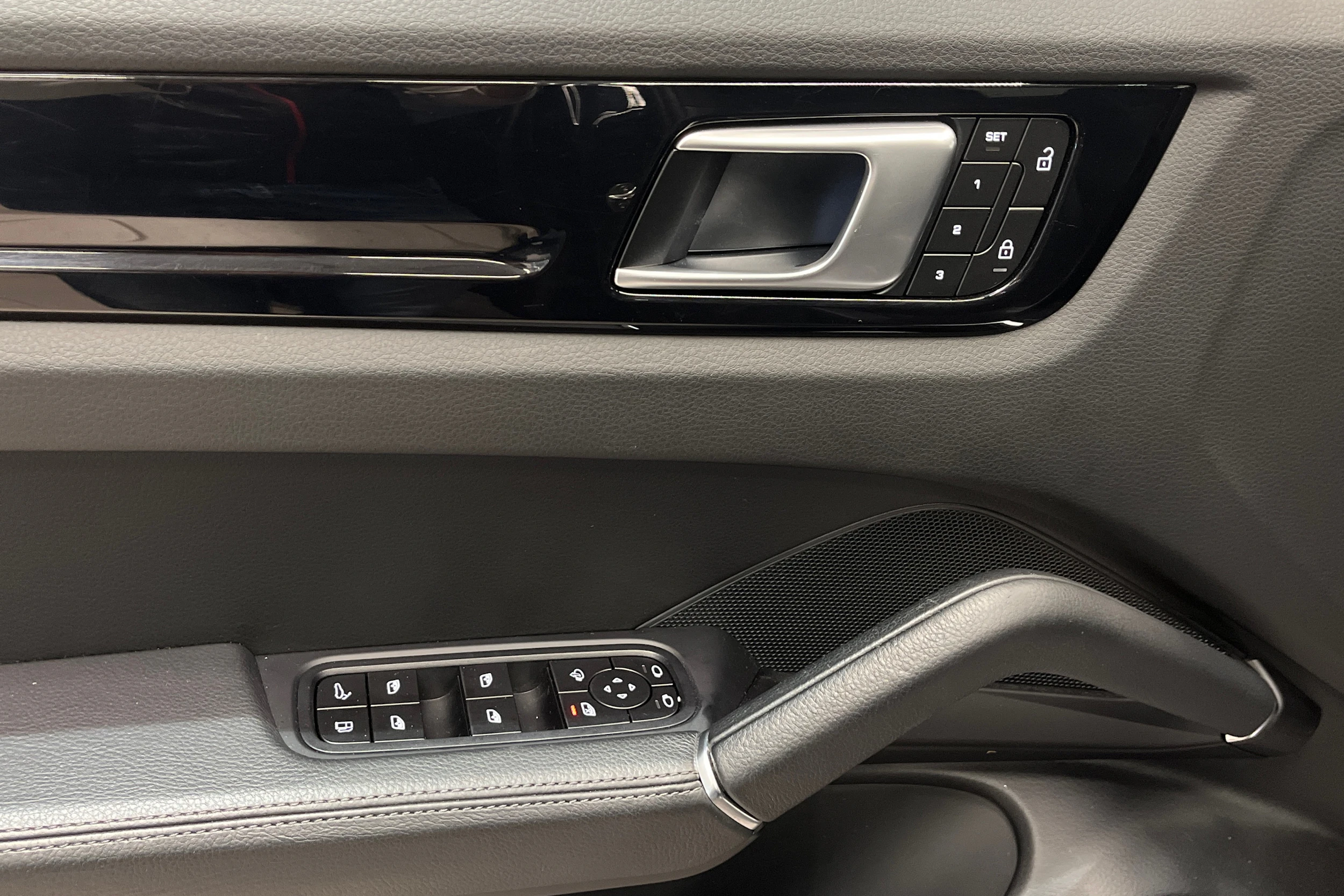 musta Porsche Cayenne 2022 kuva 15.