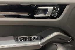 musta Porsche Cayenne 2022 kuva 15.