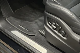 musta Porsche Cayenne 2022 kuva 17.