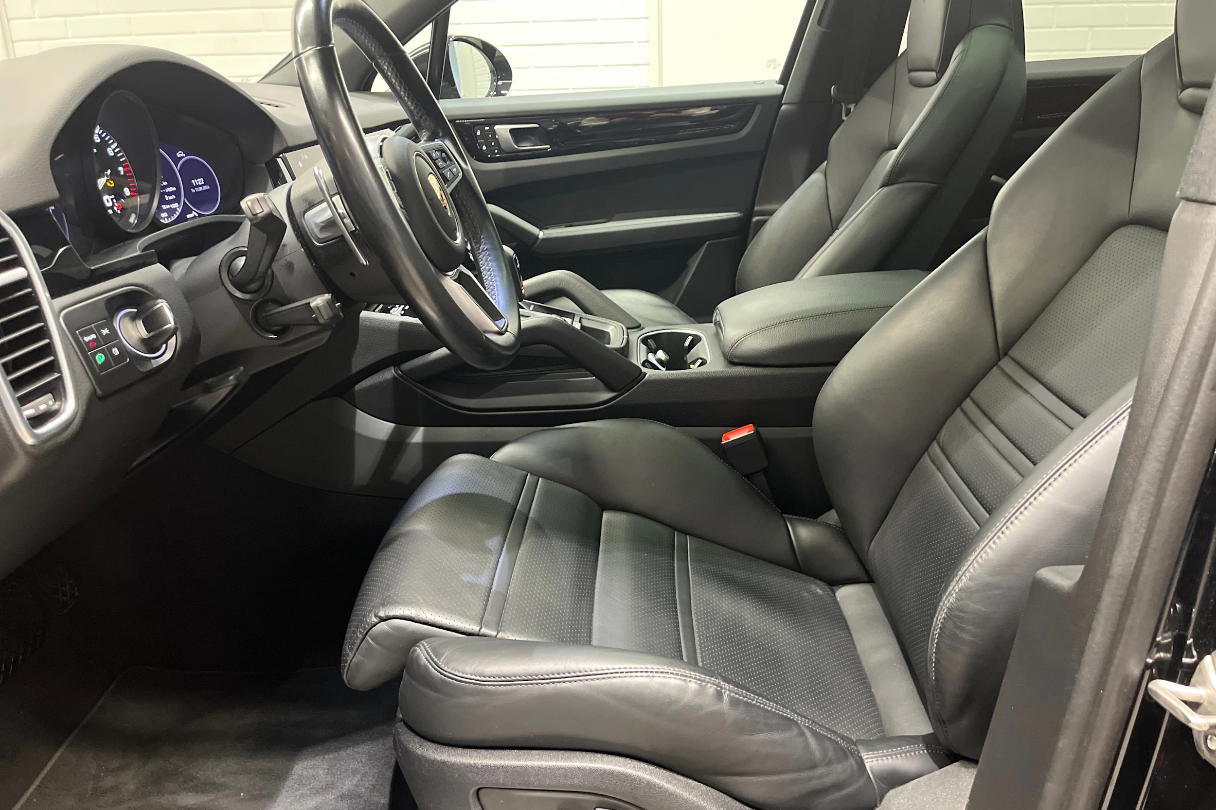 musta Porsche Cayenne 2022 kuva 18.