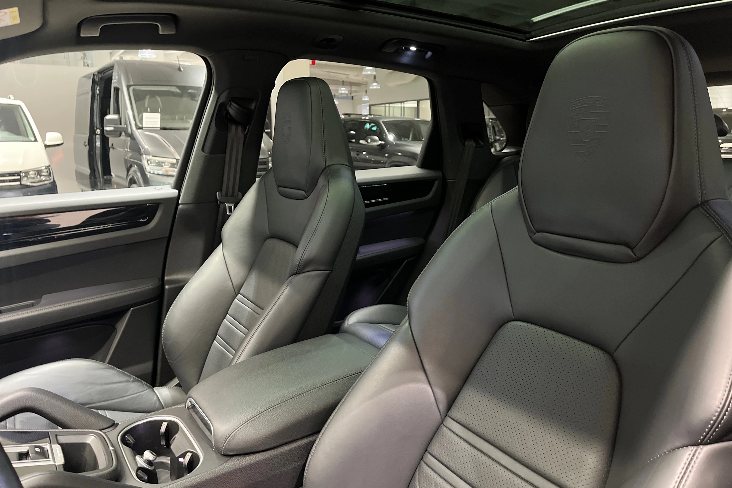 musta Porsche Cayenne 2022 kuva 19.