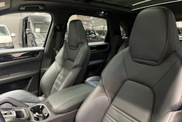 musta Porsche Cayenne 2022 kuva 19.