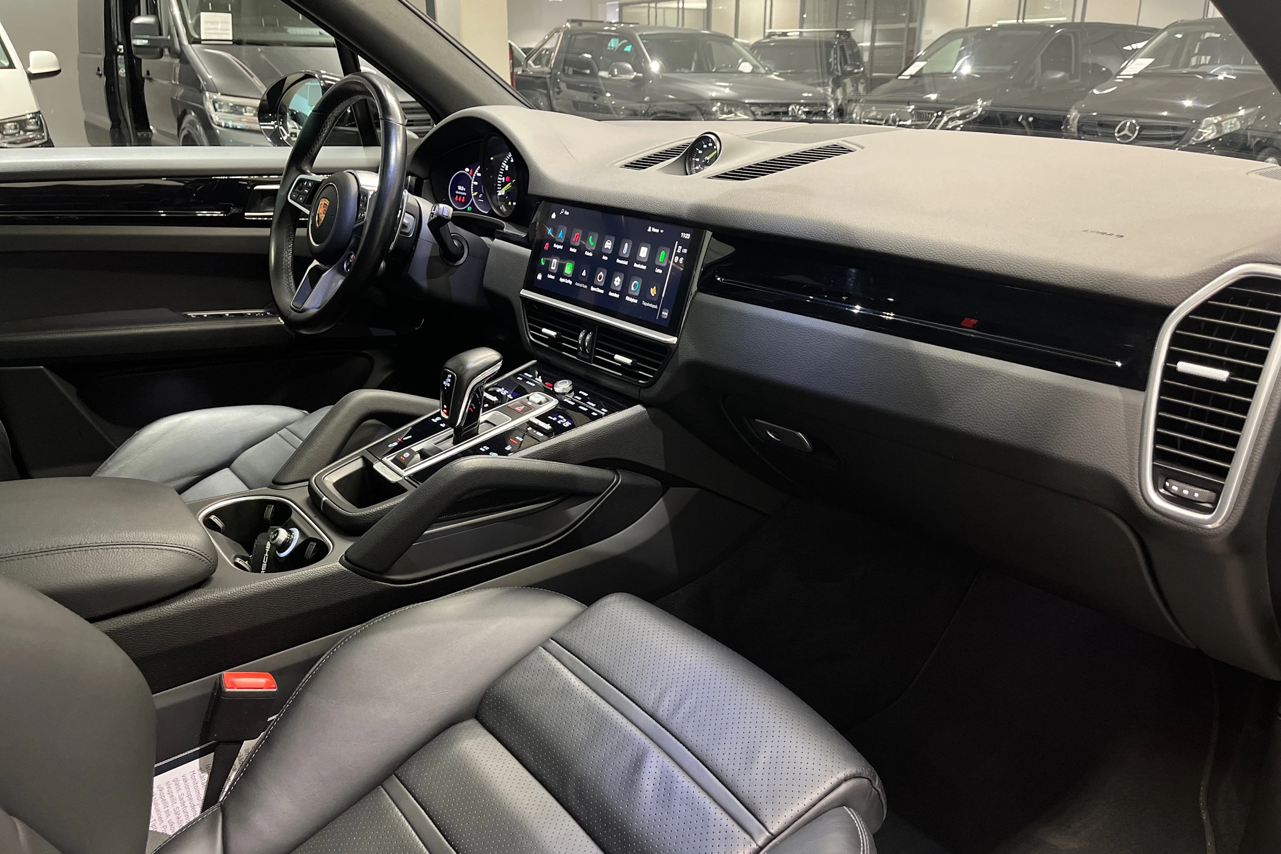 musta Porsche Cayenne 2022 kuva 20.