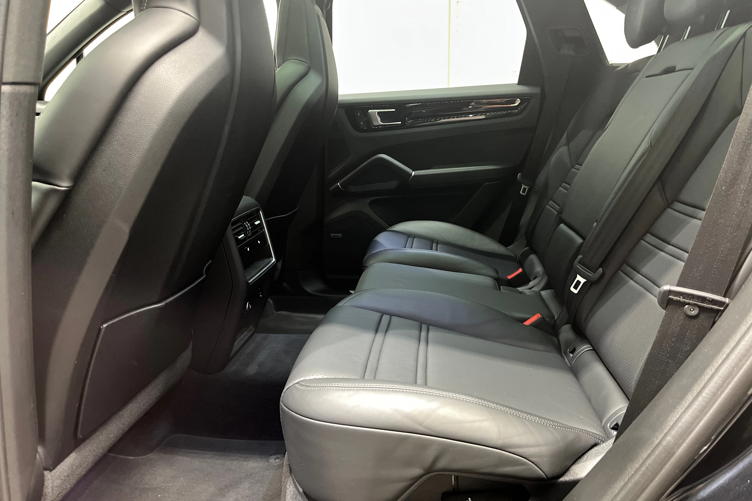 musta Porsche Cayenne 2022 kuva 23.