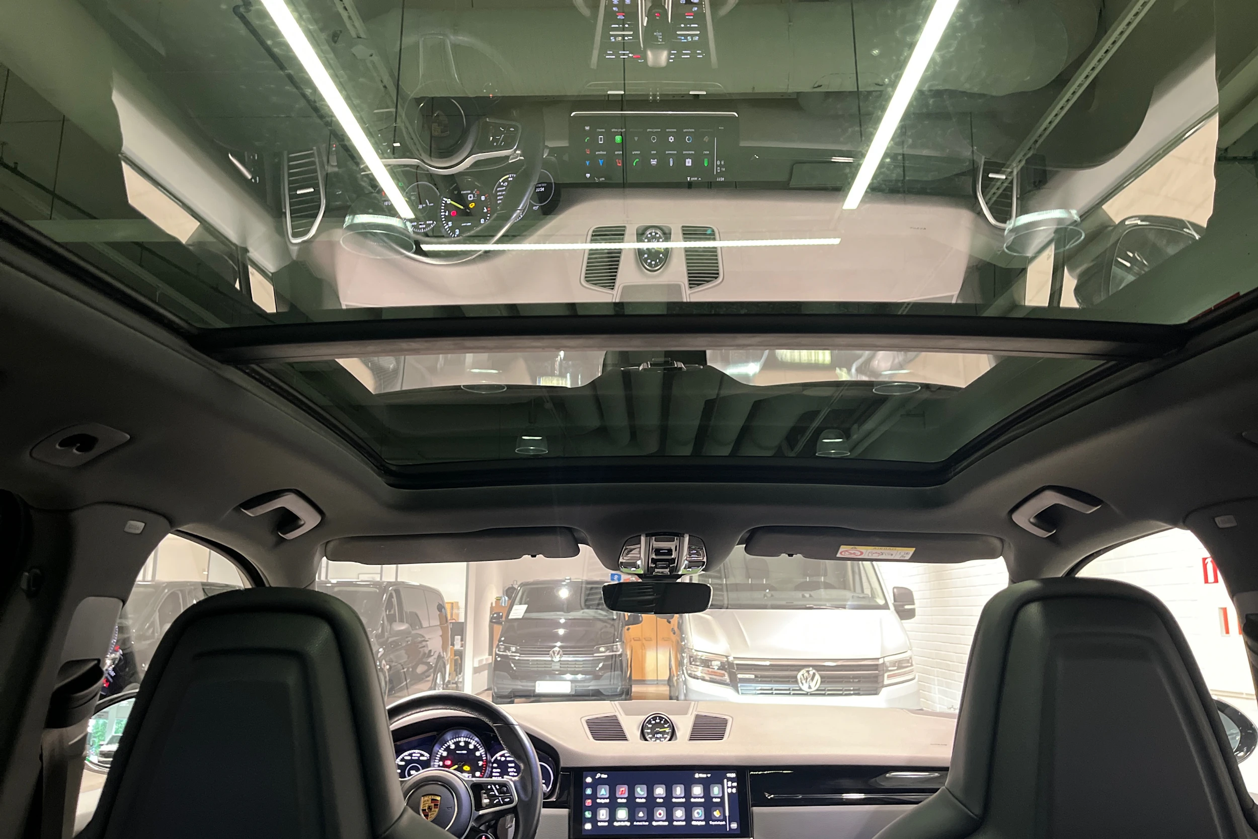 musta Porsche Cayenne 2022 kuva 24.