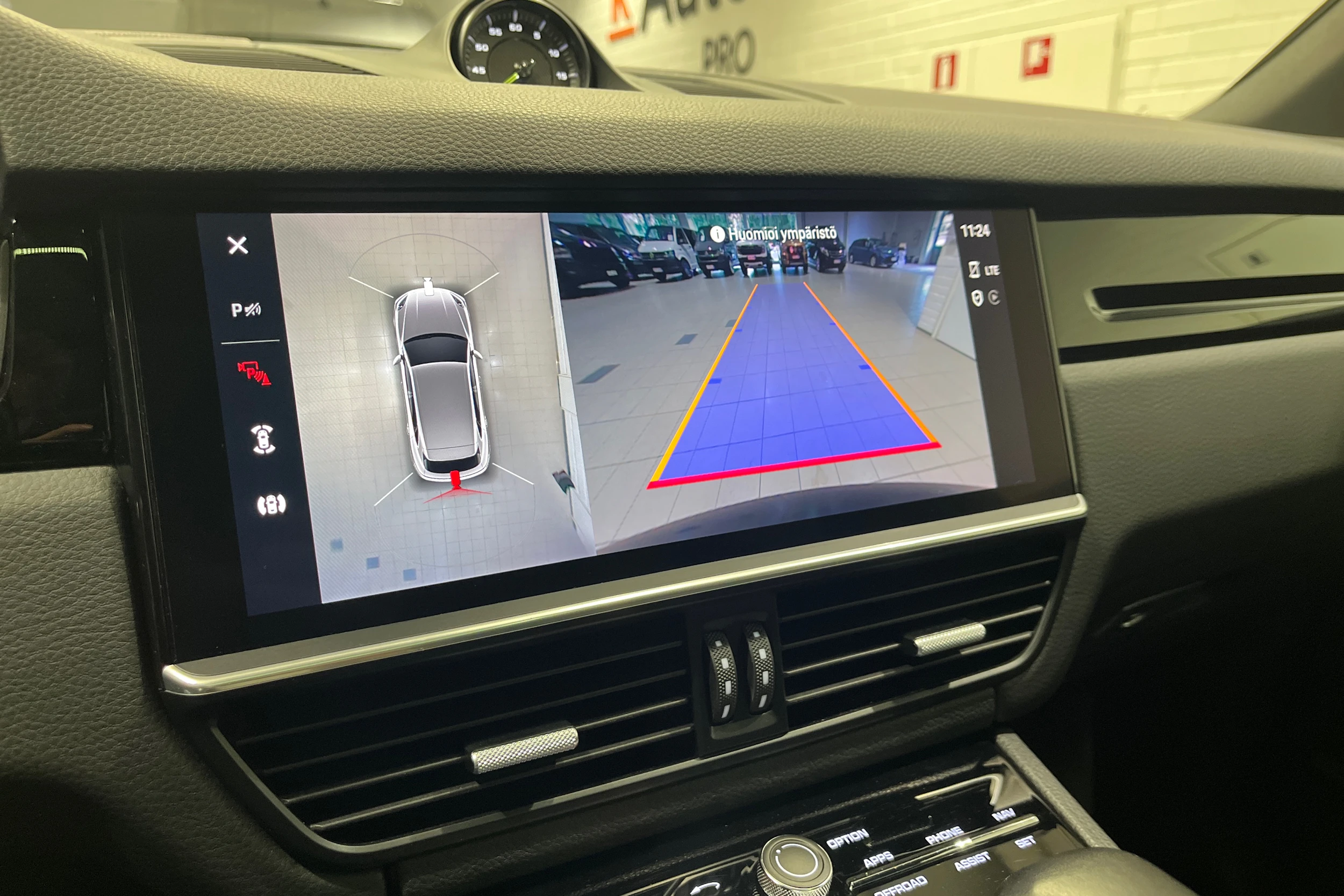 musta Porsche Cayenne 2022 kuva 26.