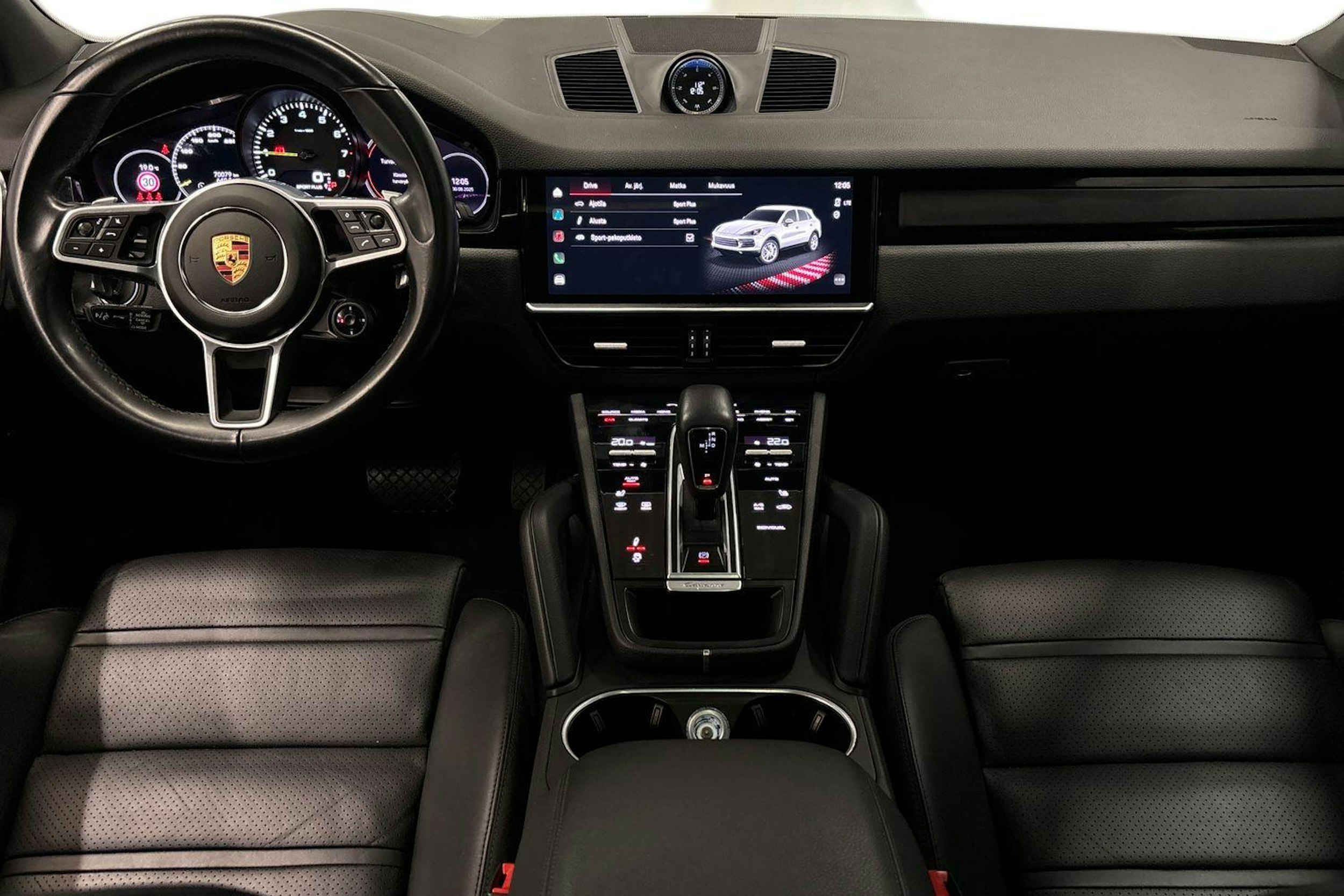 musta Porsche Cayenne 2022 kuva 9.