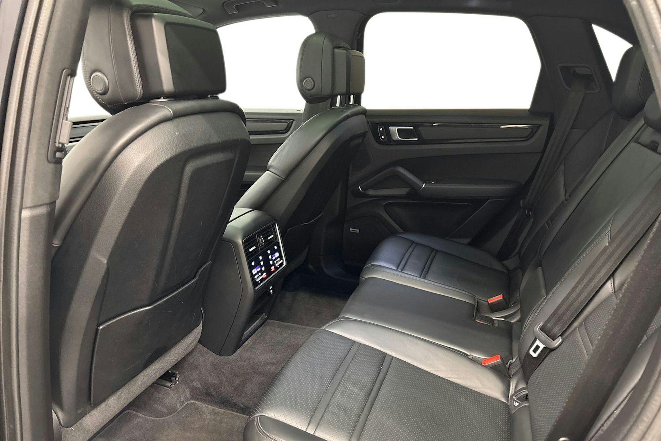 musta Porsche Cayenne 2022 kuva 10.