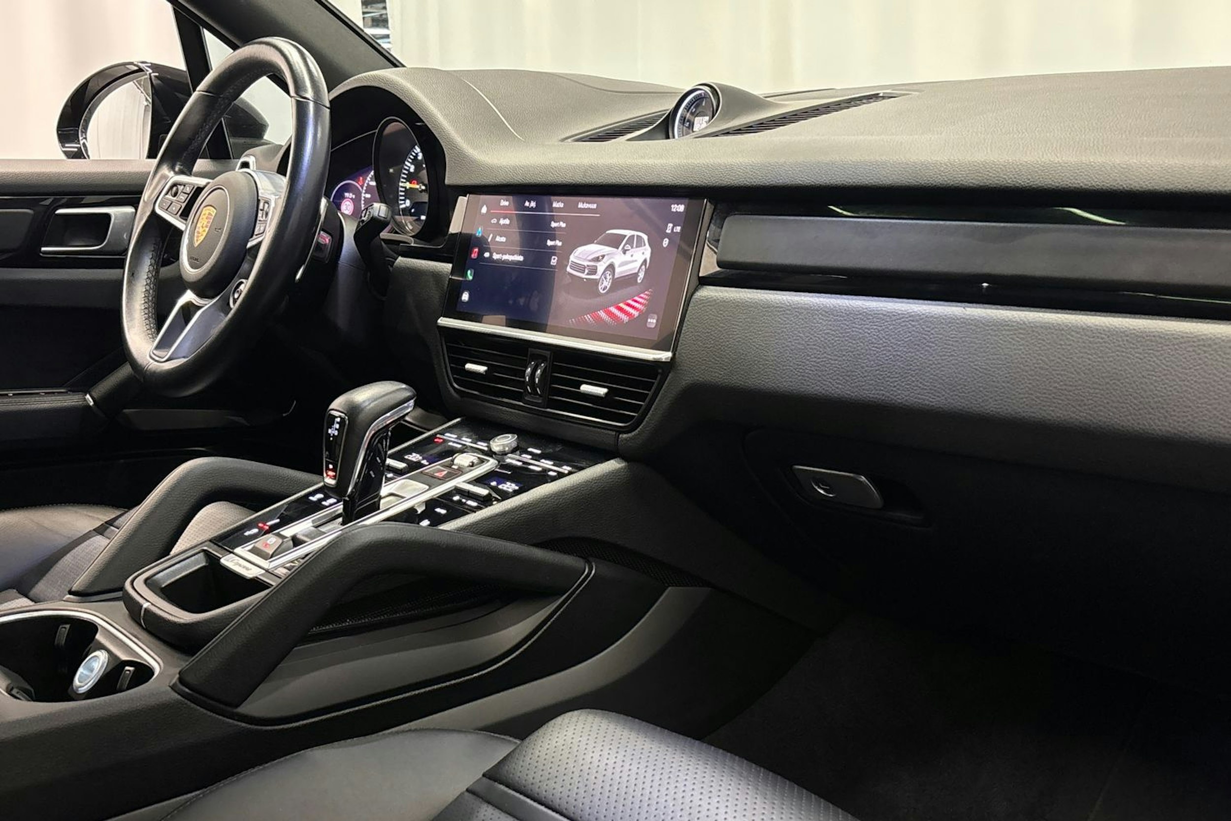 musta Porsche Cayenne 2022 kuva 14.