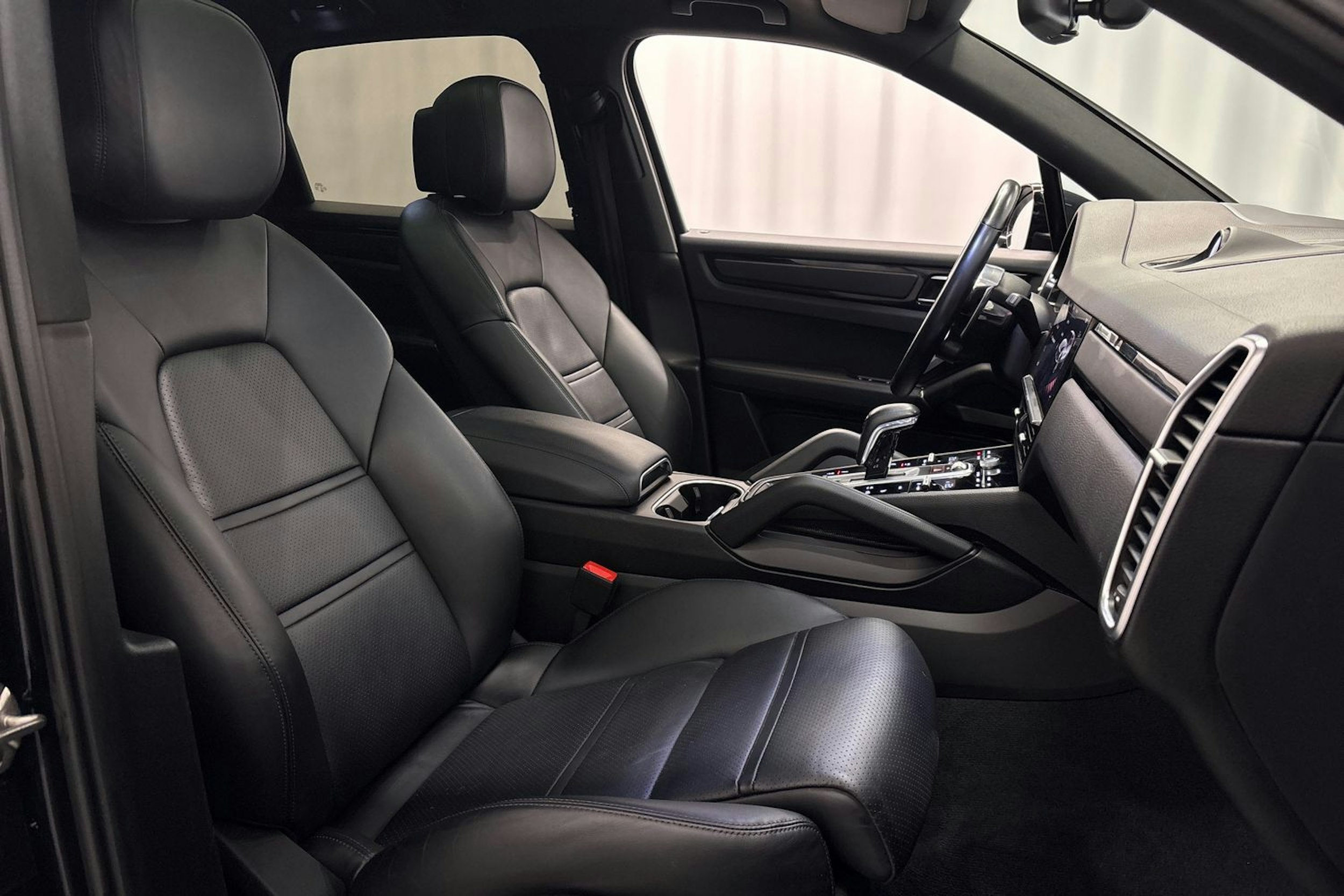 musta Porsche Cayenne 2022 kuva 15.