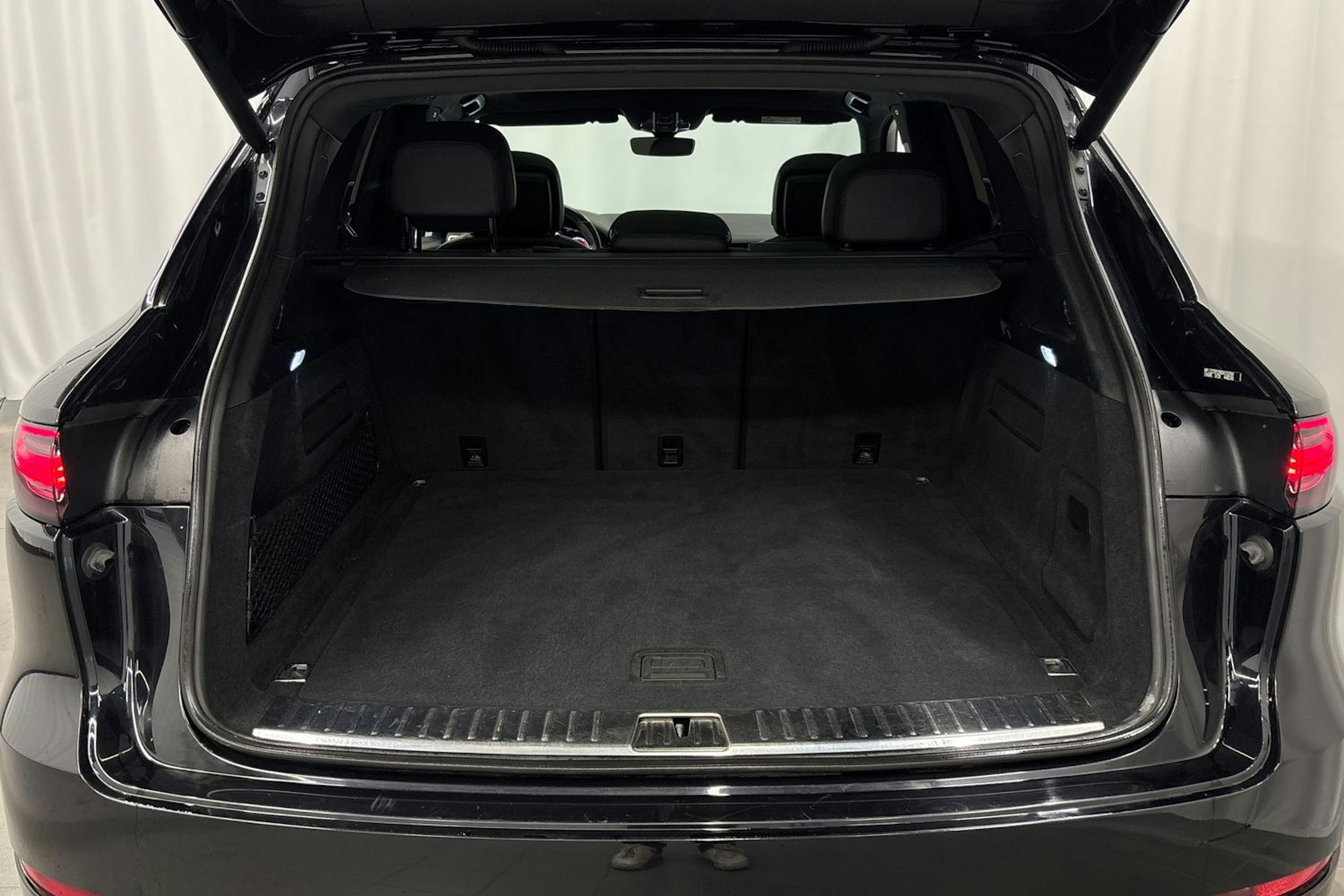 musta Porsche Cayenne 2022 kuva 16.