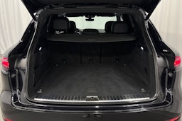 musta Porsche Cayenne 2022 kuva 16.