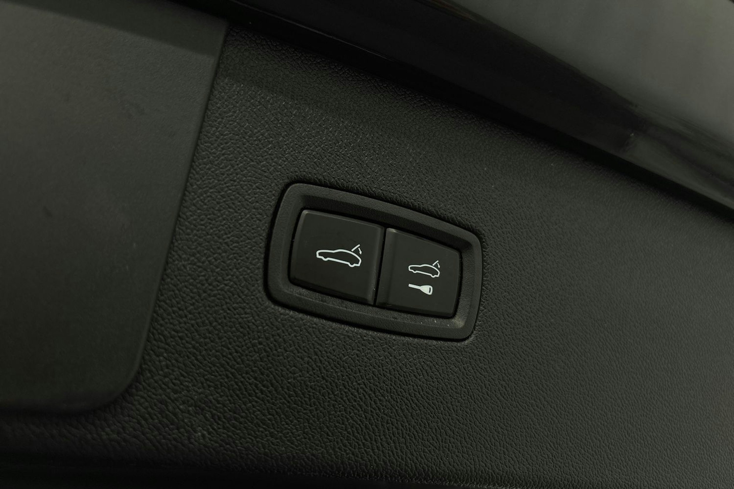musta Porsche Cayenne 2022 kuva 17.