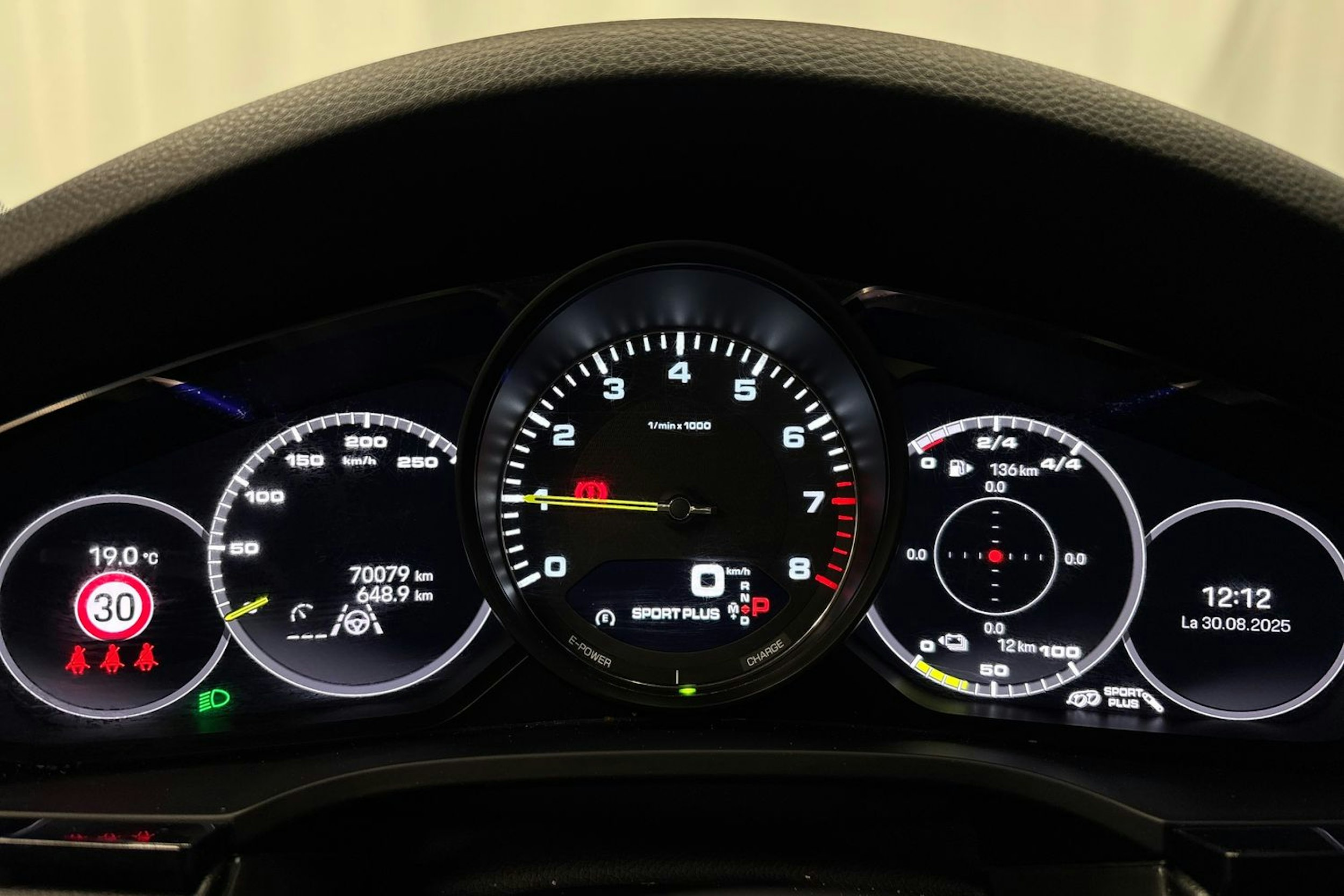 musta Porsche Cayenne 2022 kuva 18.