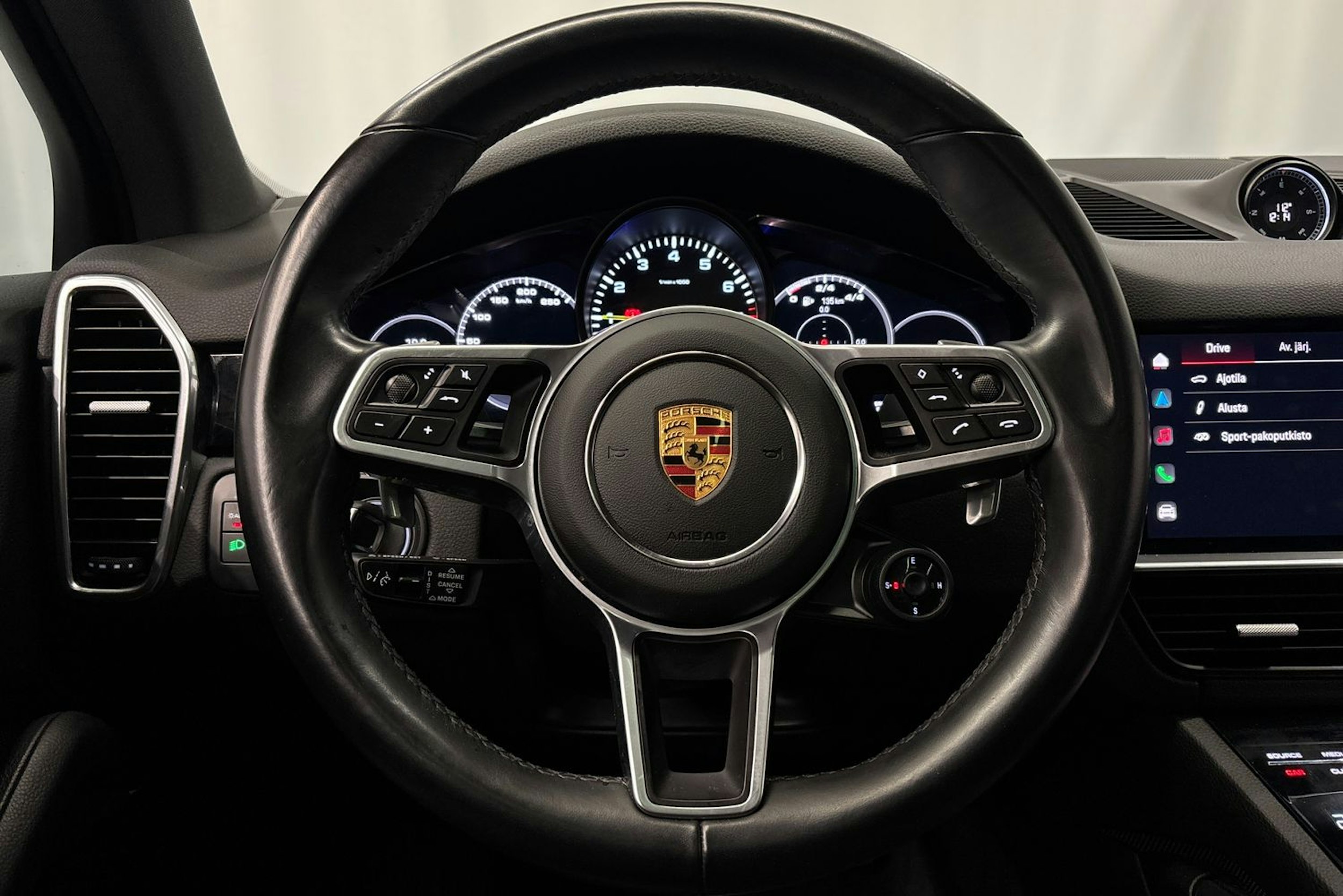 musta Porsche Cayenne 2022 kuva 20.