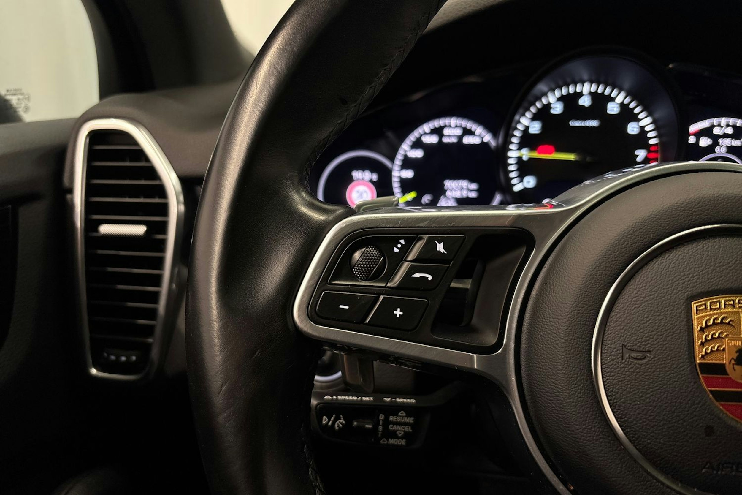 musta Porsche Cayenne 2022 kuva 21.