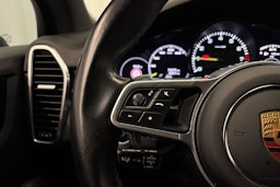 musta Porsche Cayenne 2022 kuva 21.