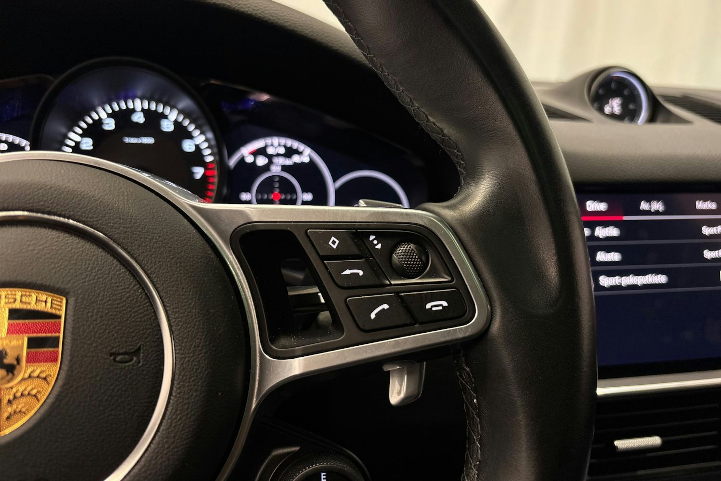 musta Porsche Cayenne 2022 kuva 22.