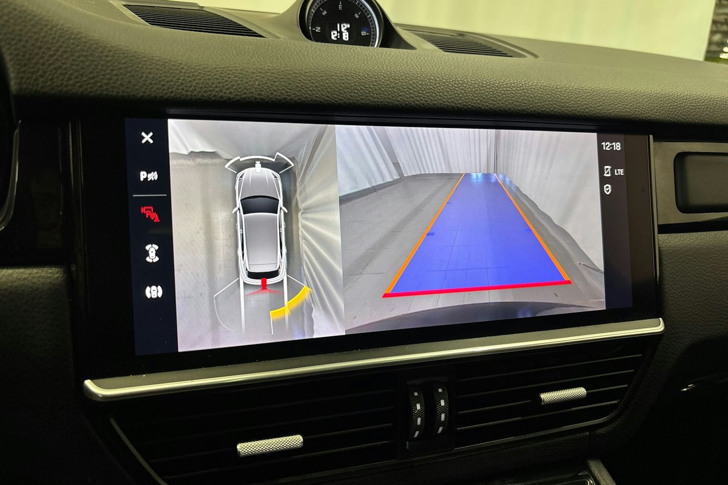 musta Porsche Cayenne 2022 kuva 23.