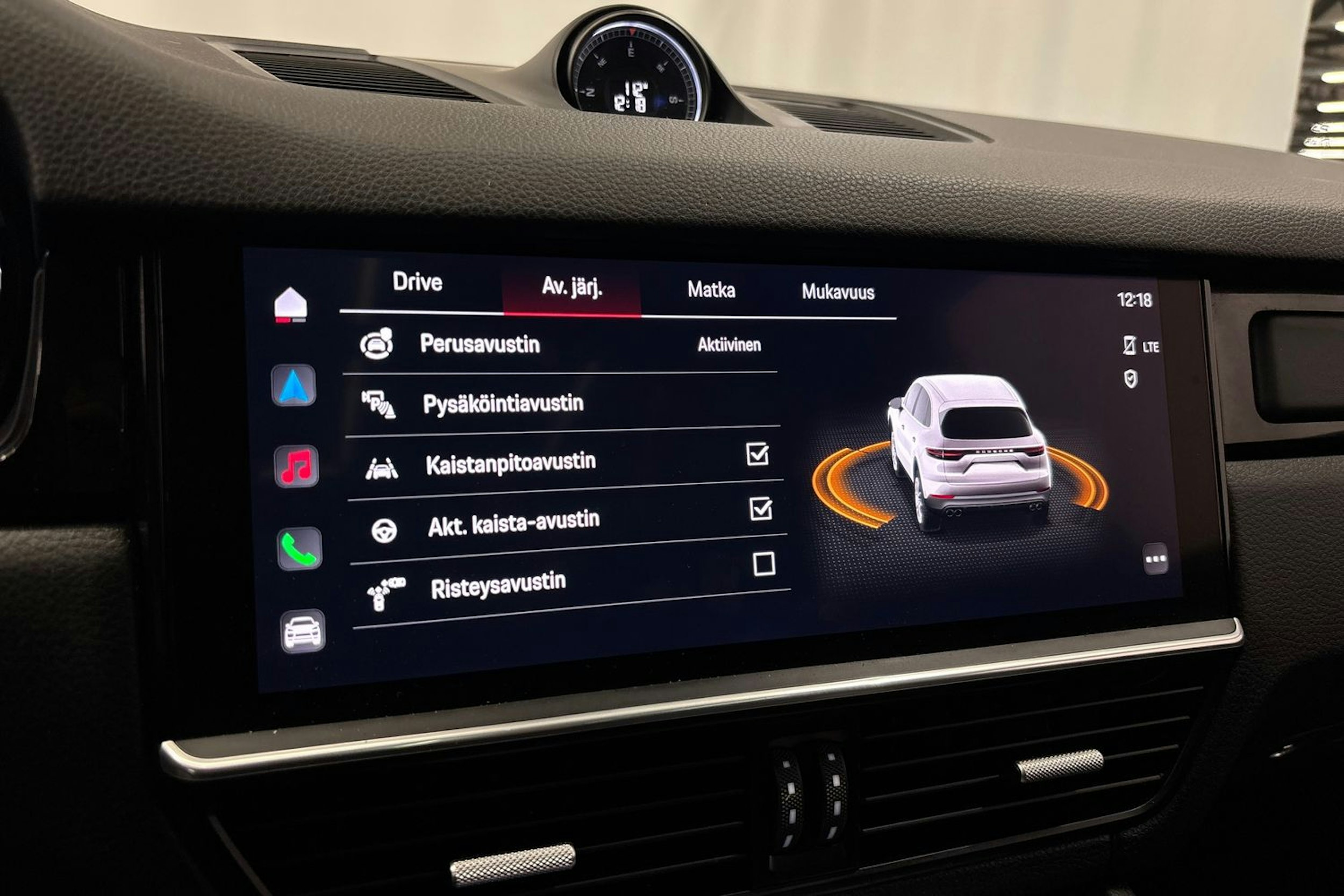 musta Porsche Cayenne 2022 kuva 24.