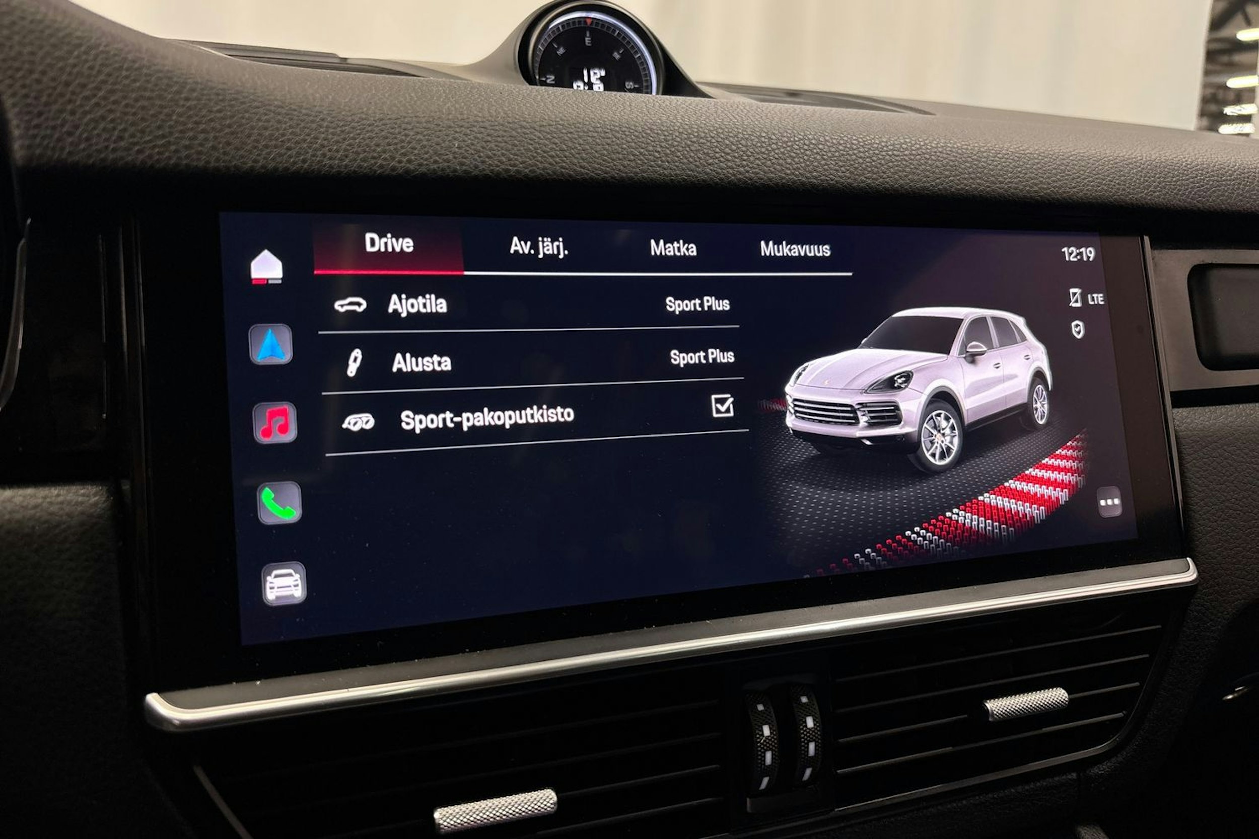 musta Porsche Cayenne 2022 kuva 25.