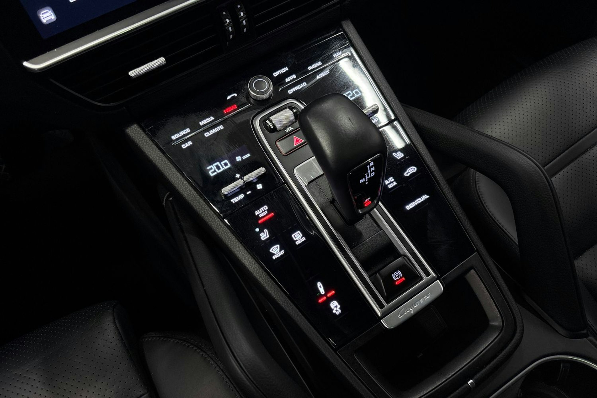 musta Porsche Cayenne 2022 kuva 28.