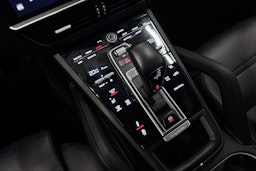 musta Porsche Cayenne 2022 kuva 28.