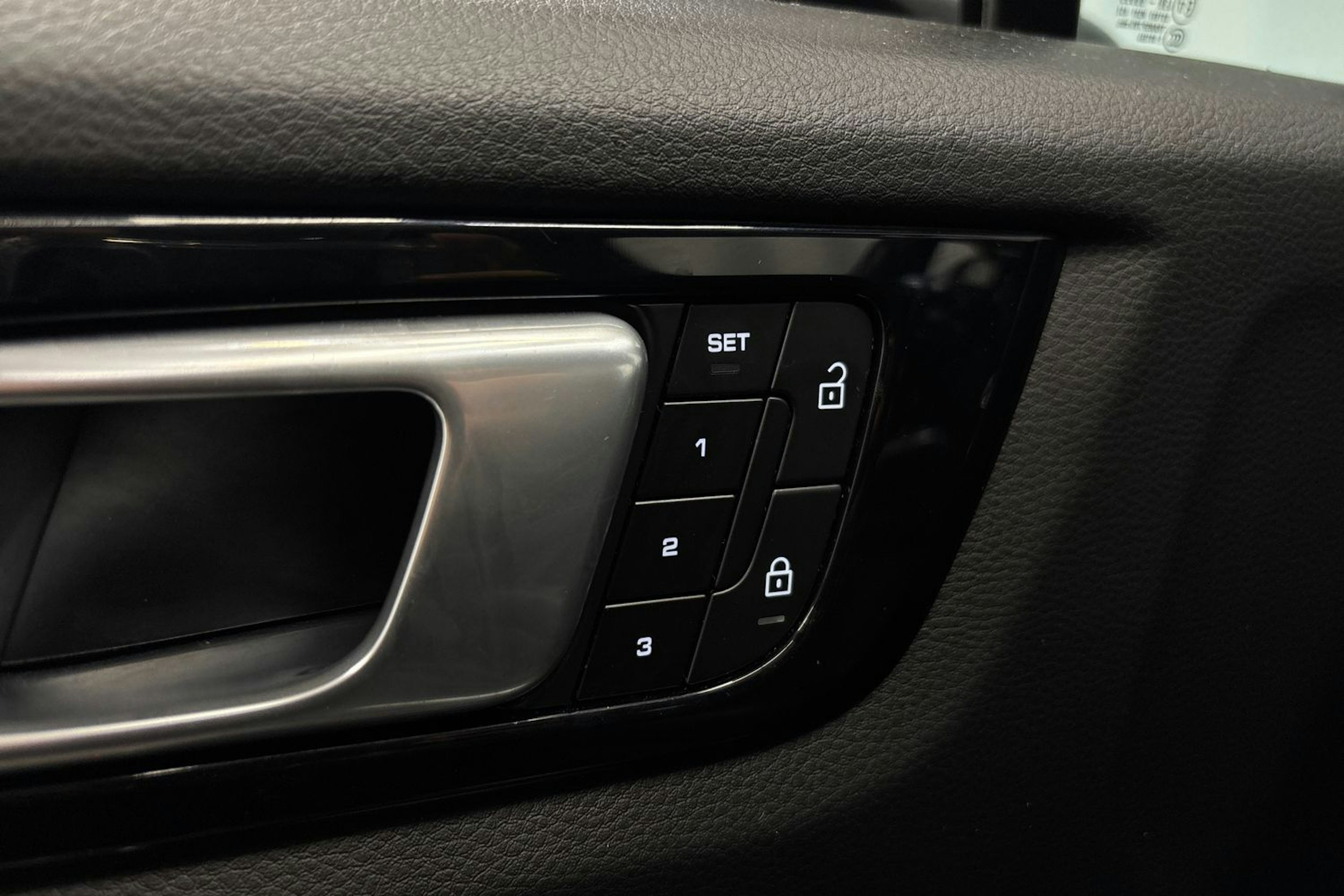 musta Porsche Cayenne 2022 kuva 29.