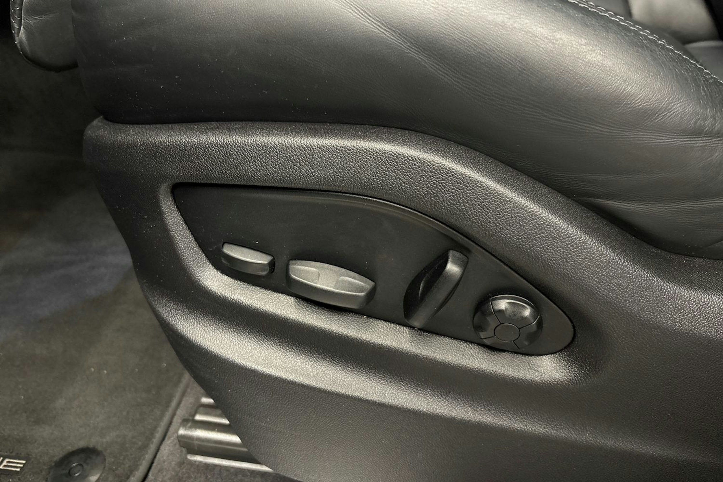 musta Porsche Cayenne 2022 kuva 30.