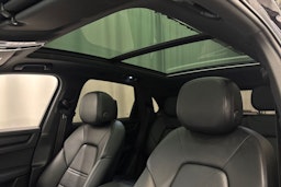 musta Porsche Cayenne 2022 kuva 32.